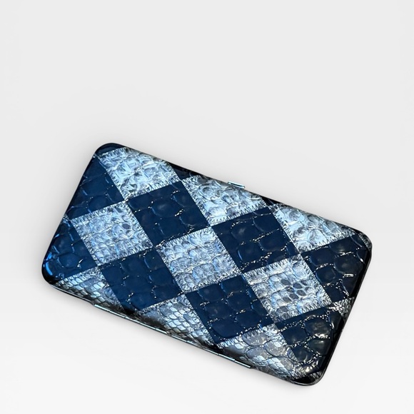 Elegant Black and Silver Checkered Wallet - Picture 2 of 7